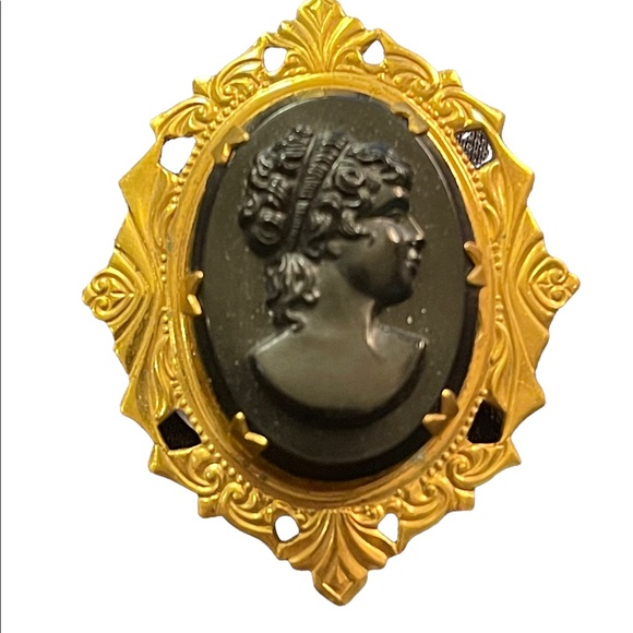 Vintage 1950s GP Resin Cameo ornate brooch - Picture 3 of 5